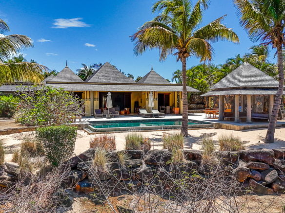 Vue aérienne d’une villa avec piscine sur le parcours de golf Tamarina