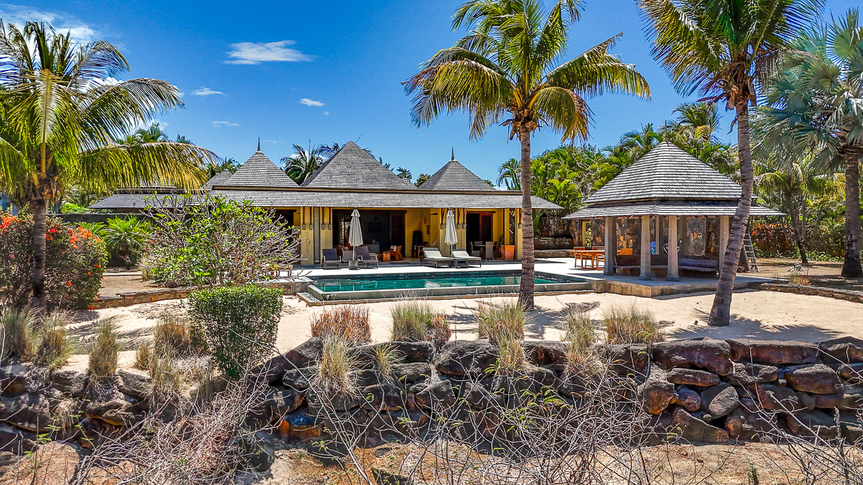 Vue aérienne d’une villa avec piscine sur le parcours de golf Tamarina