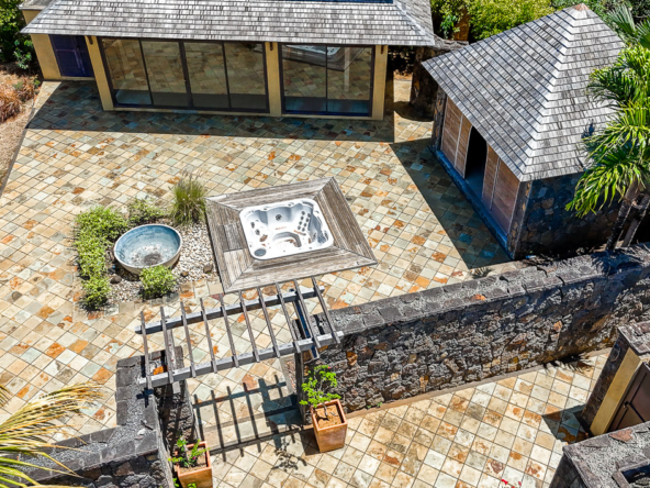 Vue aérienne d’une villa avec piscine sur le parcours de golf Tamarina