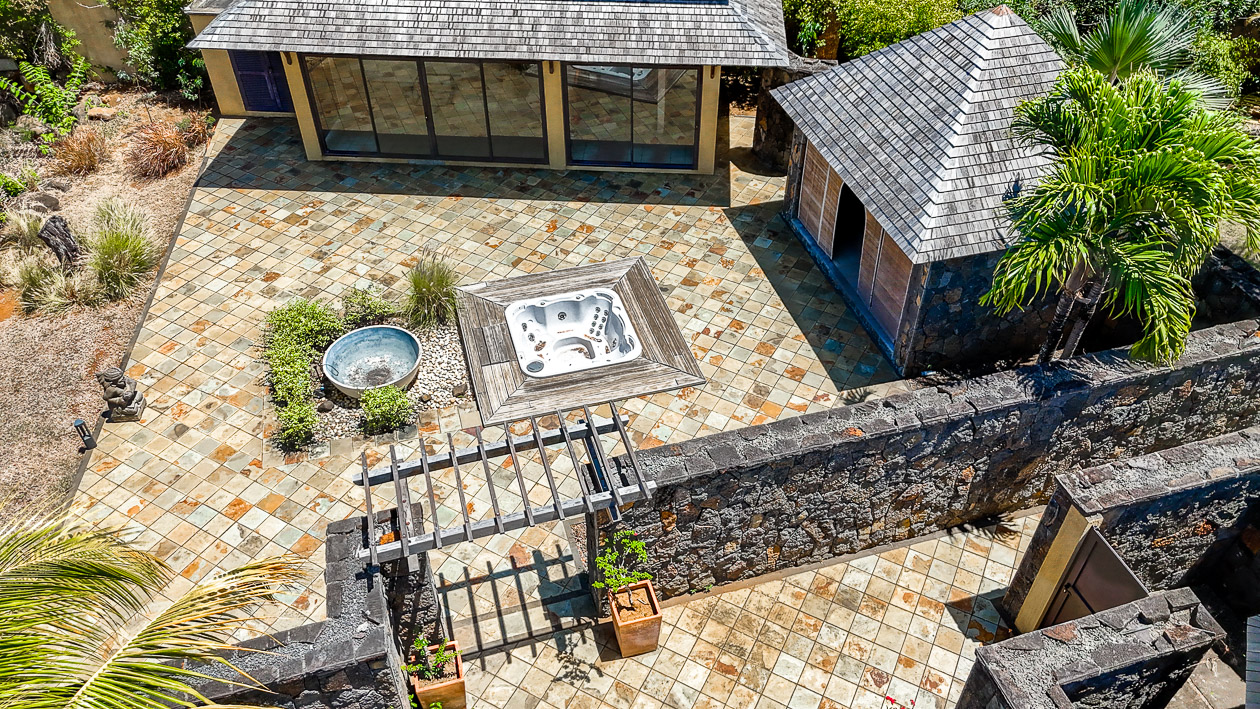 Vue aérienne d’une villa avec piscine sur le parcours de golf Tamarina