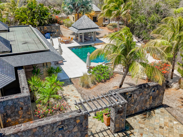 Vue aérienne d’une villa avec piscine sur le parcours de golf Tamarina