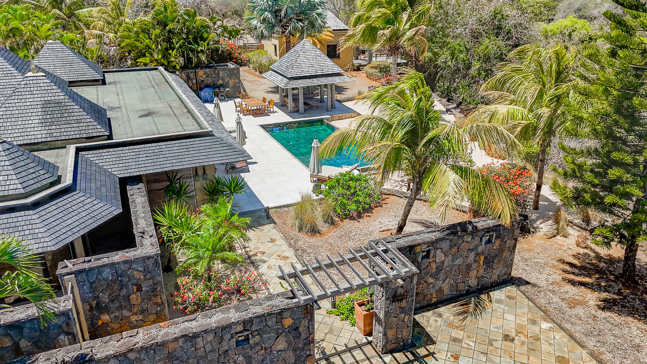 Vue aérienne d’une villa avec piscine sur le parcours de golf Tamarina