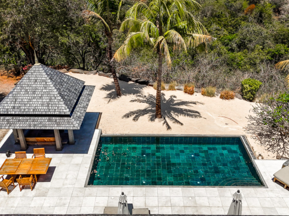 Vue aérienne d’une villa avec piscine sur le parcours de golf Tamarina