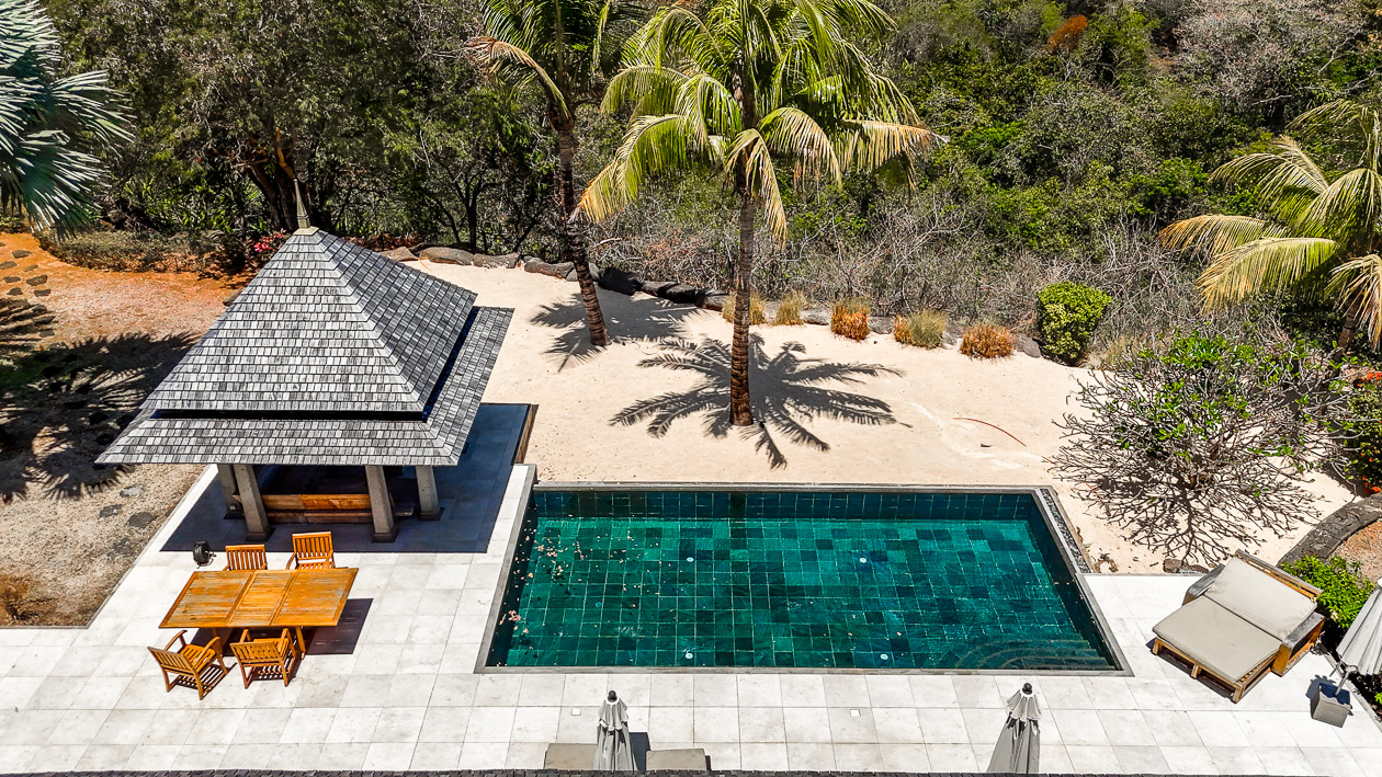 Vue aérienne d’une villa avec piscine sur le parcours de golf Tamarina