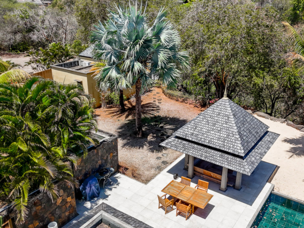 Vue aérienne d’une villa avec piscine sur le parcours de golf Tamarina