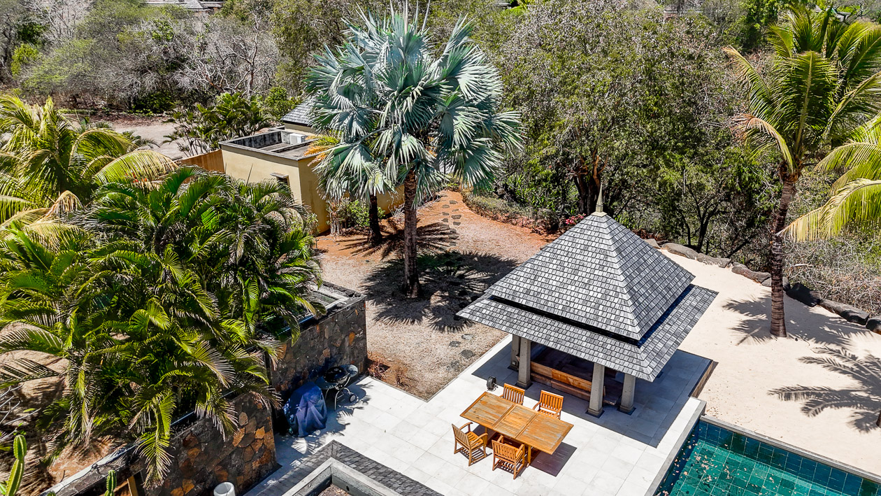Vue aérienne d’une villa avec piscine sur le parcours de golf Tamarina