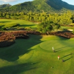 Vue panoramique du Golf Tamarina by Ohana Heritage, entre océan et montagnes à l’île Maurice