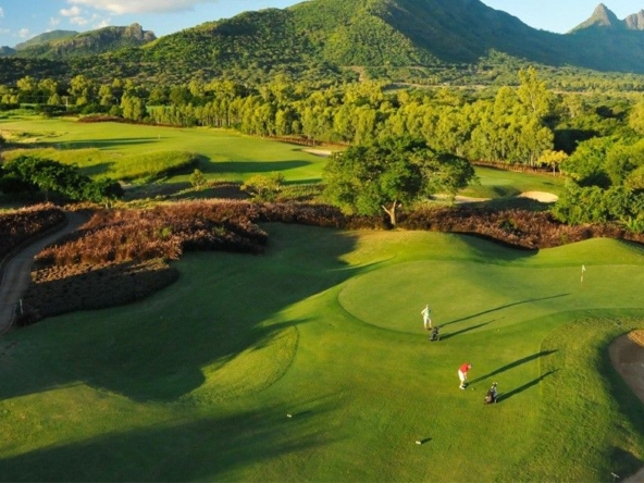 Vue panoramique du Golf Tamarina by Ohana Heritage, entre océan et montagnes à l’île Maurice