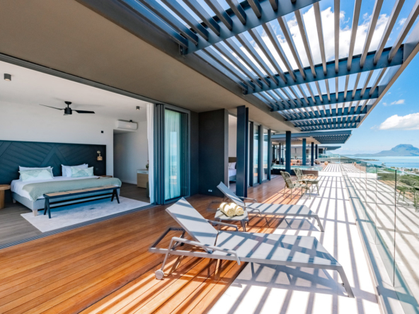 Vue panoramique depuis la terrasse d’un penthouse à vendre à Tamarin, face au Morne
