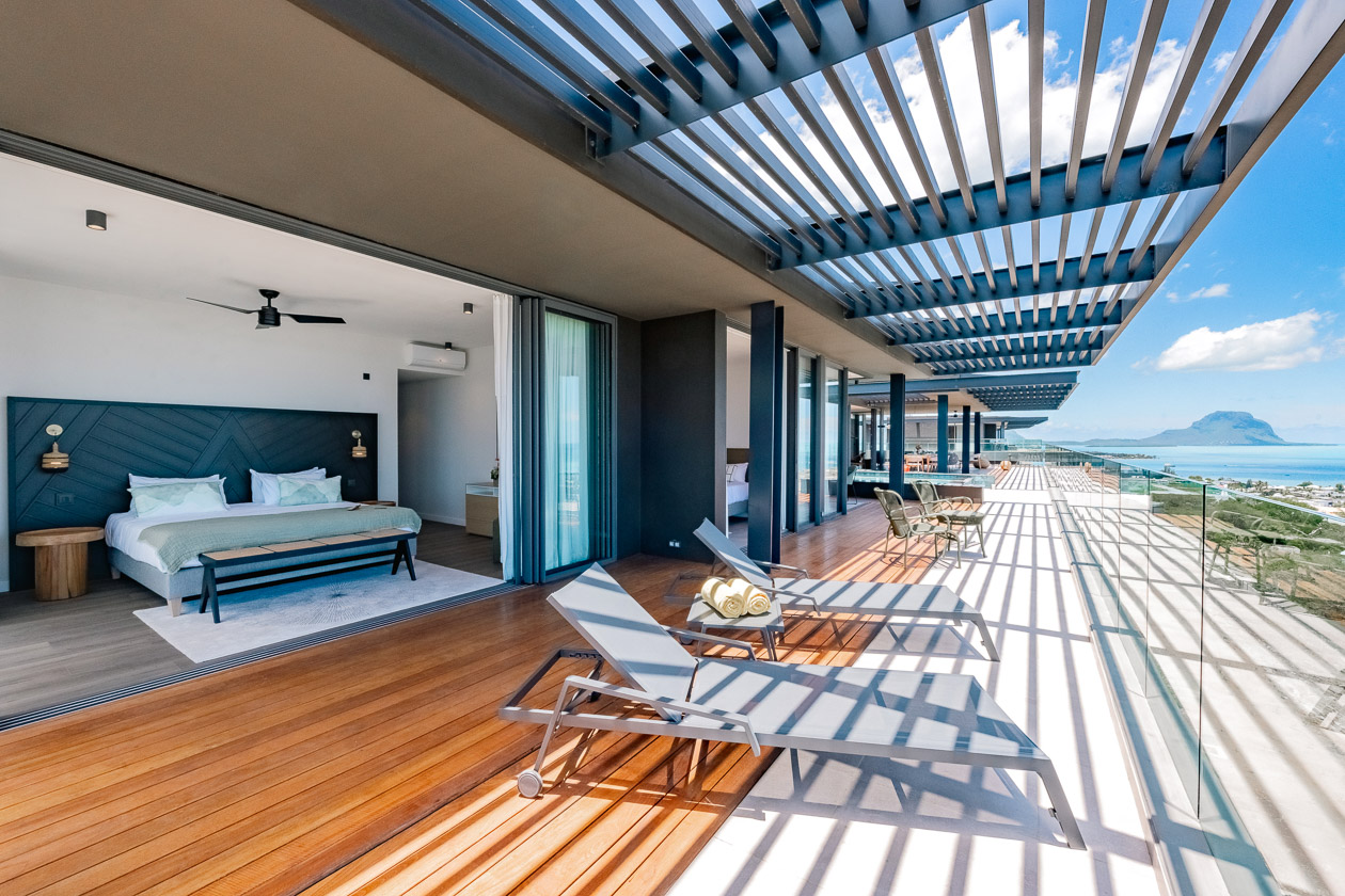 Vue panoramique depuis la terrasse d’un penthouse à vendre à Tamarin, face au Morne