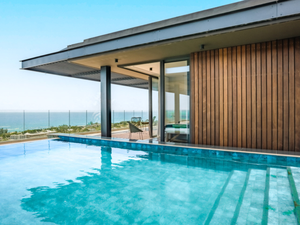 Piscine privée à débordement dans un penthouse de prestige à vendre à Tamarin