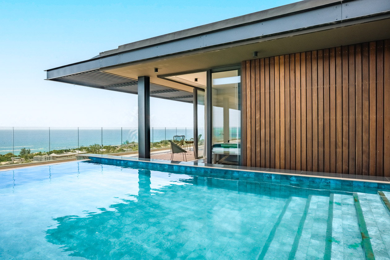 Piscine privée à débordement dans un penthouse de prestige à vendre à Tamarin