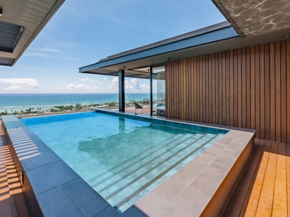 Vue panoramique depuis la terrasse d’un penthouse à vendre à Tamarin, face au Morne