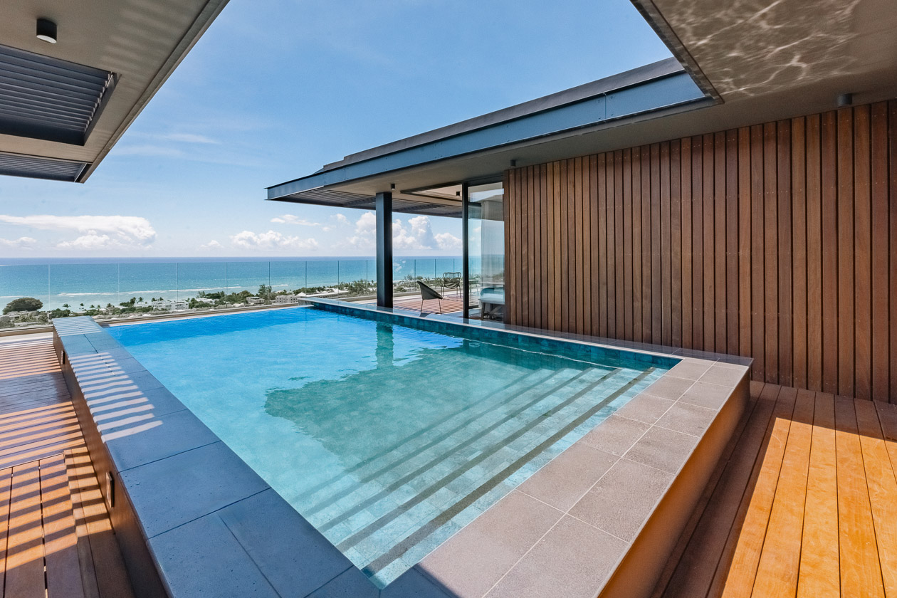 Vue panoramique depuis la terrasse d’un penthouse à vendre à Tamarin, face au Morne