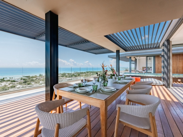 Vue panoramique depuis la terrasse d’un penthouse à vendre à Tamarin, face au Morne