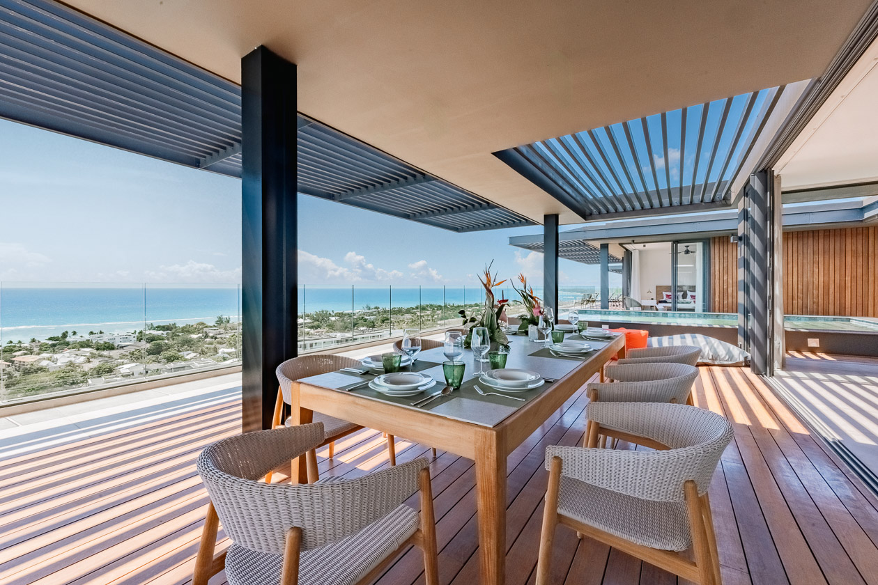 Vue panoramique depuis la terrasse d’un penthouse à vendre à Tamarin, face au Morne