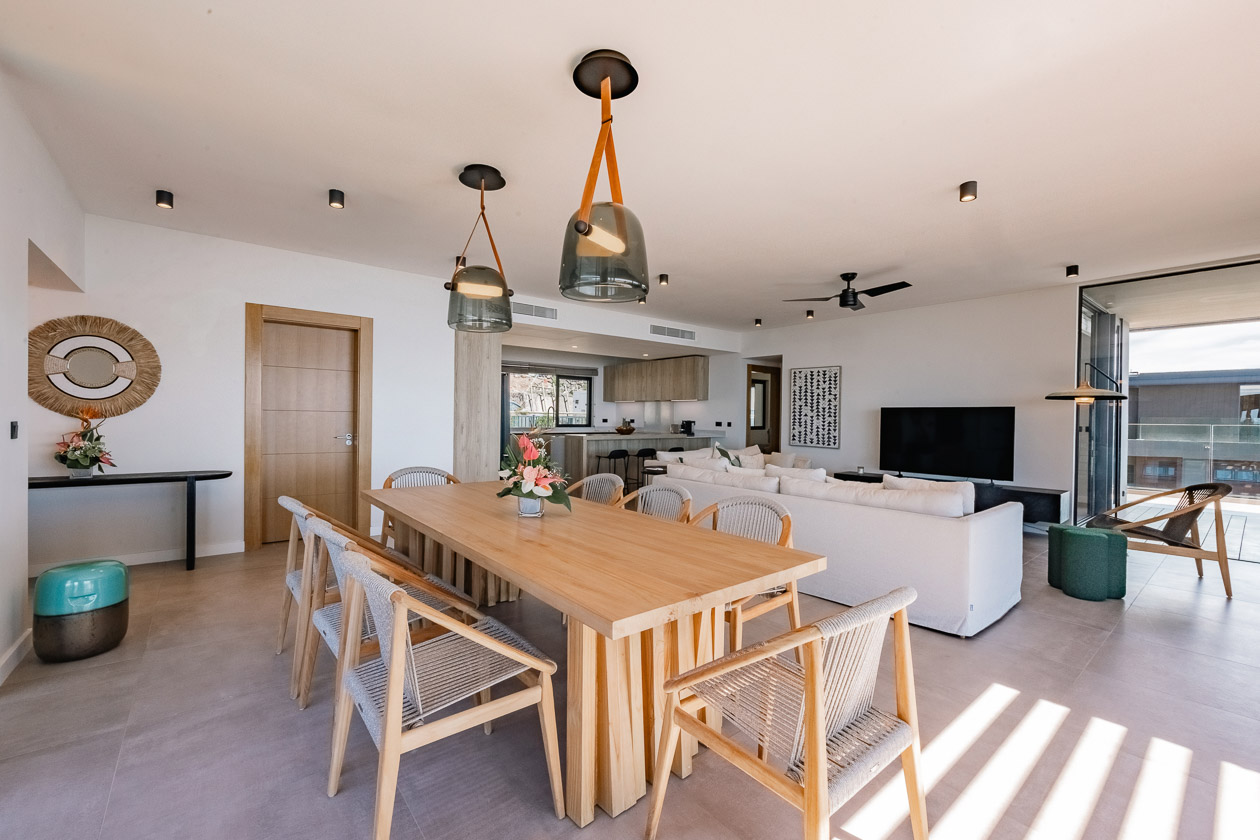 Salon lumineux avec terrasse dans un penthouse à vendre à Tamarin