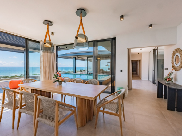 Salon lumineux avec terrasse dans un penthouse à vendre à Tamarin