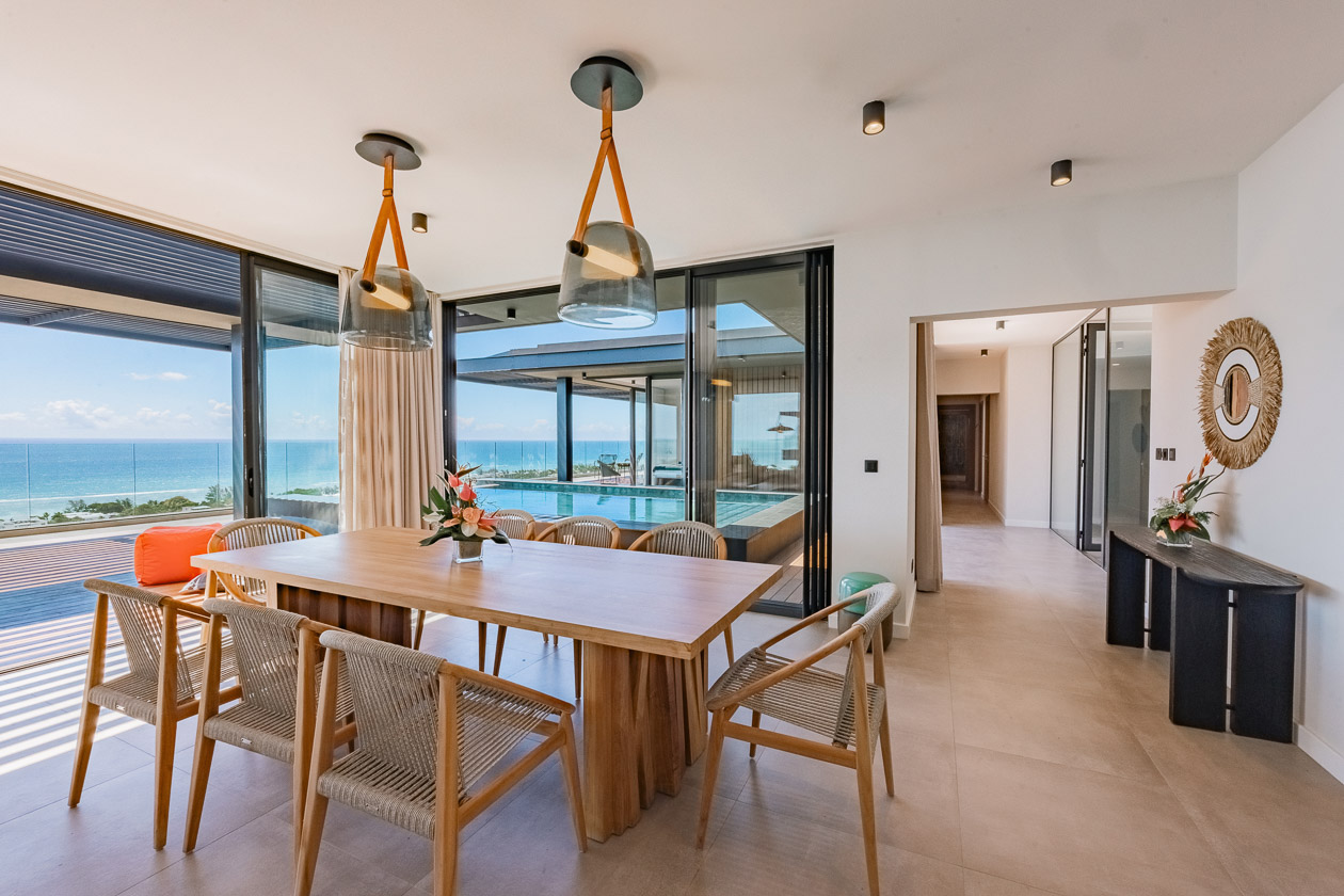 Salon lumineux avec terrasse dans un penthouse à vendre à Tamarin