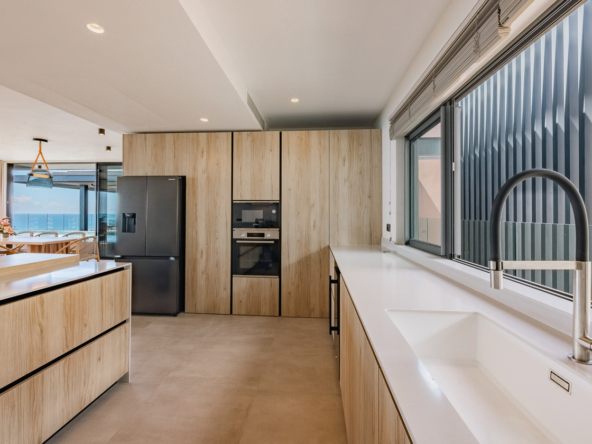 Cuisine design et équipée dans un penthouse haut de gamme à vendre à Tamarin