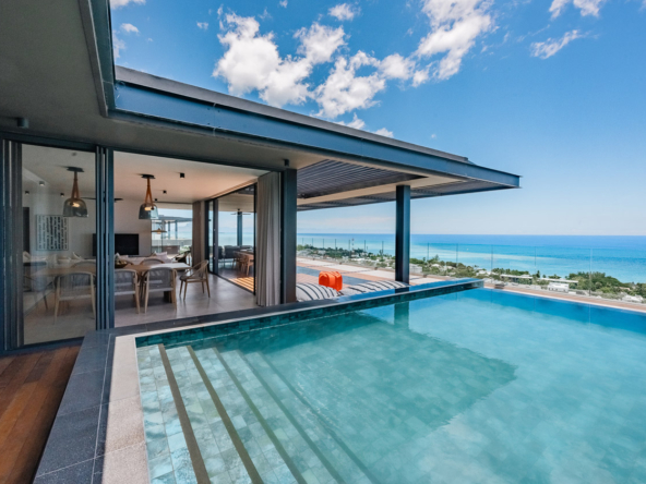 Vue panoramique depuis la terrasse d’un penthouse à vendre à Tamarin, face au Morne