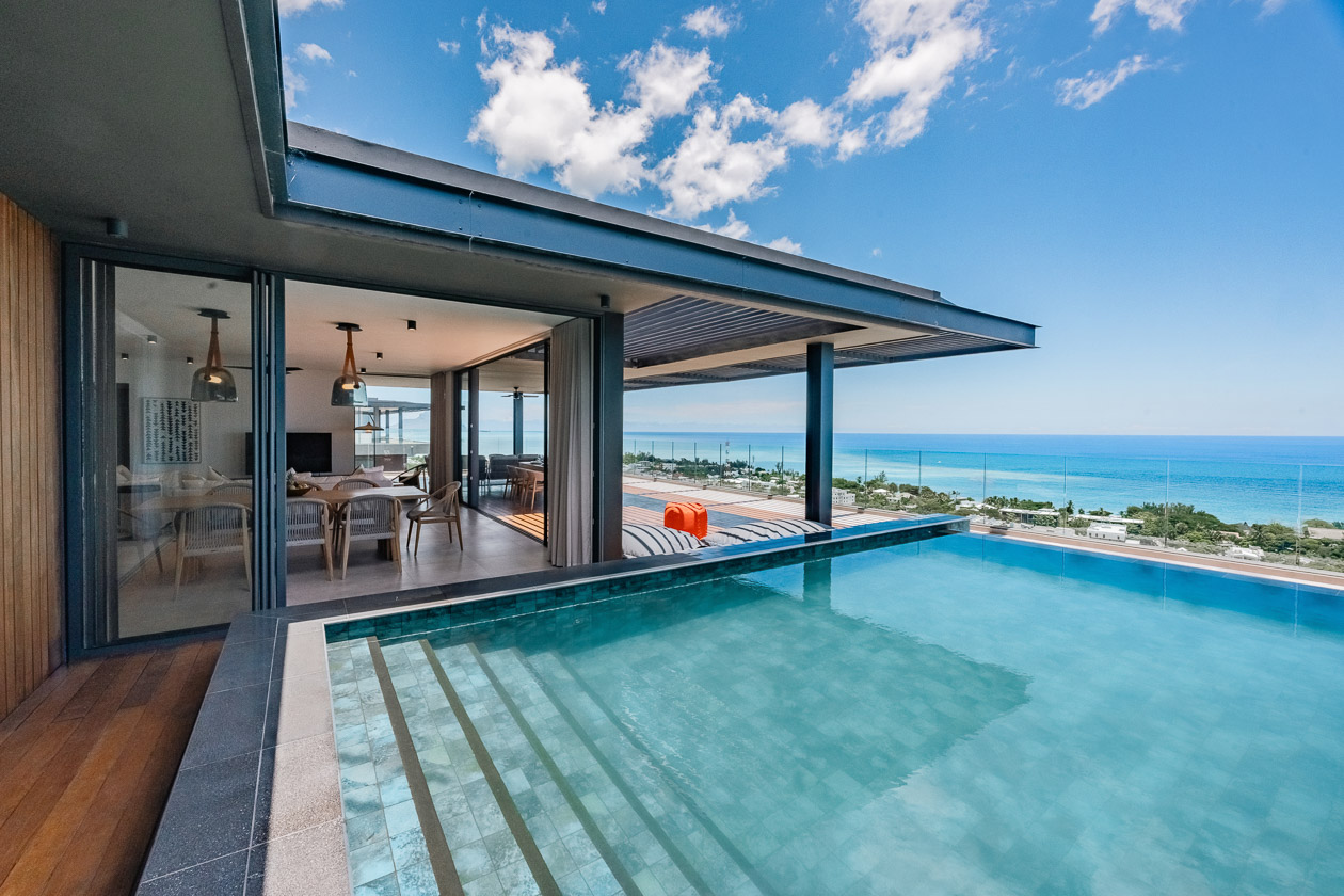 Vue panoramique depuis la terrasse d’un penthouse à vendre à Tamarin, face au Morne