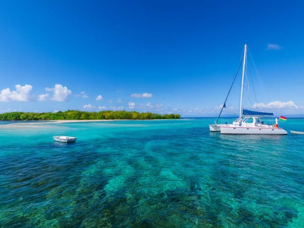 Terrain pieds dans l’eau à vendre à l’île Maurice – Vue lagon et accès plage