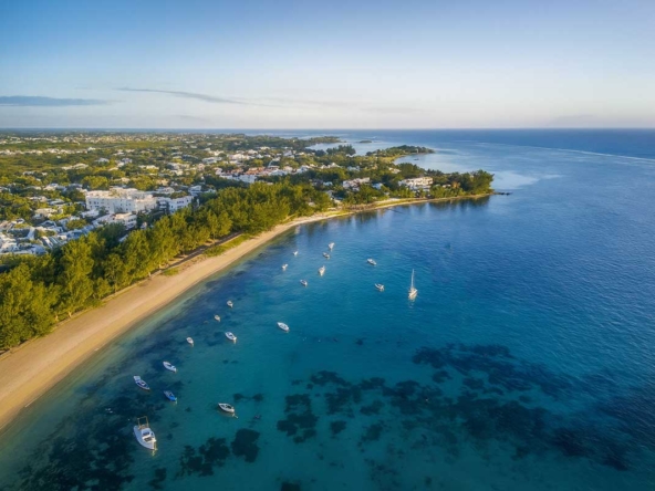 “Terrain en bord de mer à Bain Boeuf présenté par Ohana Heritage, avec plage splendide et lagon bleu pour un projet immobilier premium”