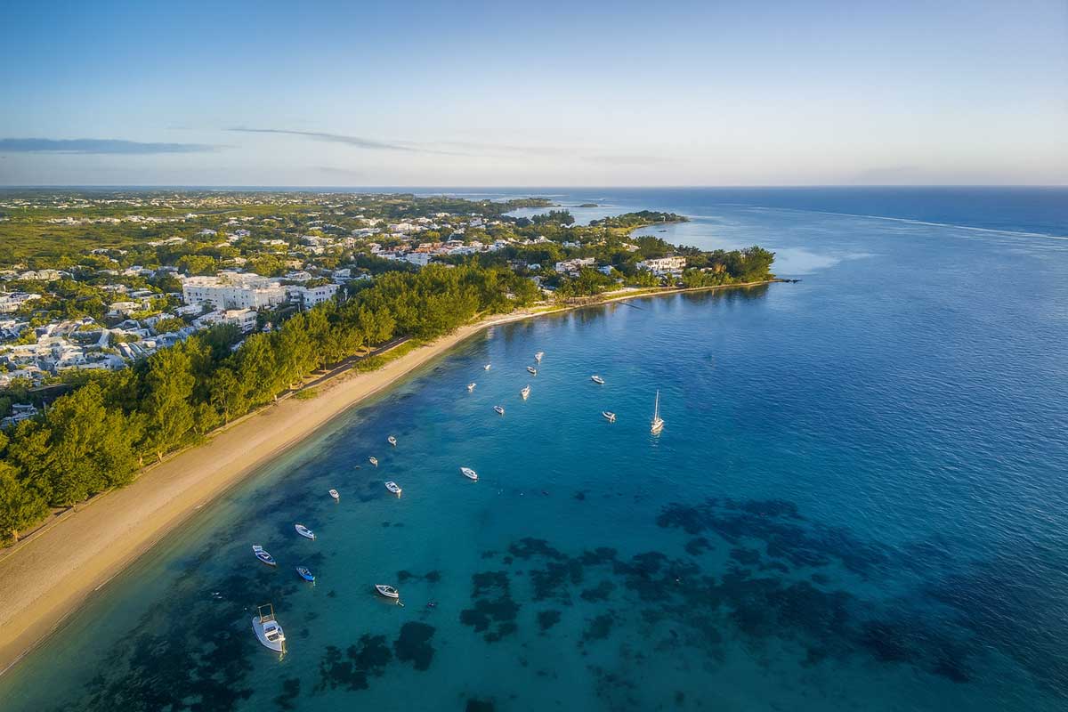 “Terrain en bord de mer à Bain Boeuf présenté par Ohana Heritage, avec plage splendide et lagon bleu pour un projet immobilier premium”