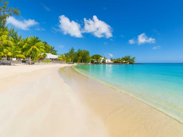 Terrain en front de mer à Pereybère avec villa à reprendre, vue lagon et emplacement d’exception sur la côte nord