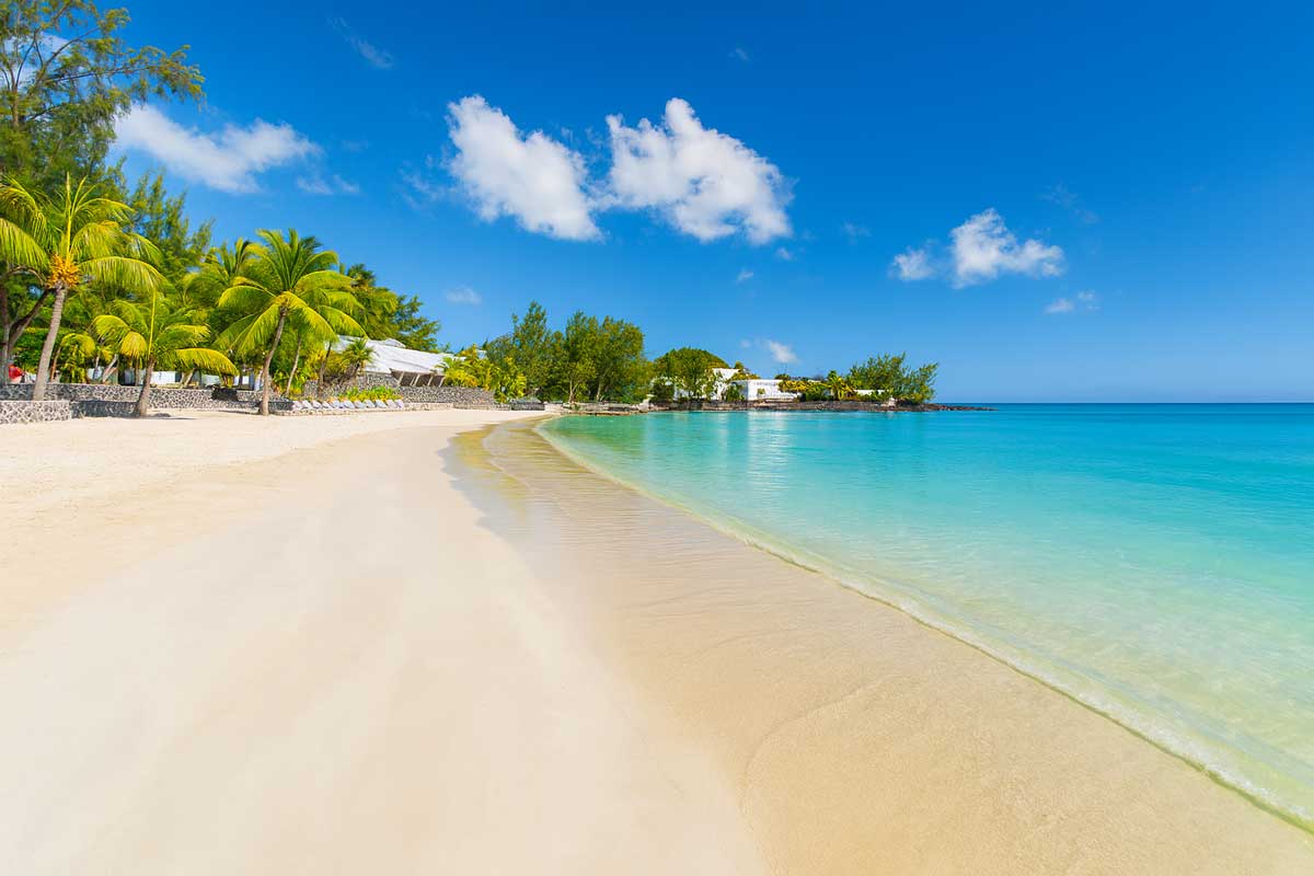 Terrain en front de mer à Pereybère avec villa à reprendre, vue lagon et emplacement d’exception sur la côte nord