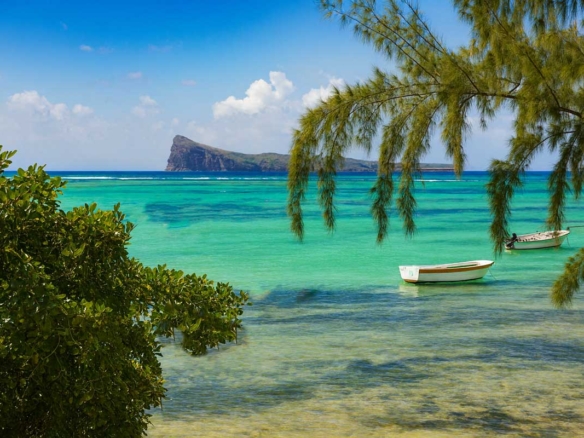 “Terrain à Bain Boeuf présenté par Ohana Heritage, avec lagon turquoise et cadre idéal pour un projet immobilier pieds dans l’eau à l’île Maurice”